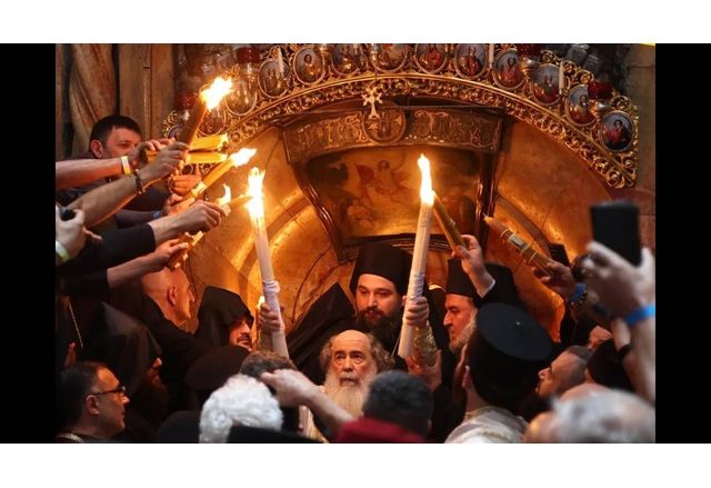 Около 14 15 часа българско време Благодатният огън слезе в Кувуклията