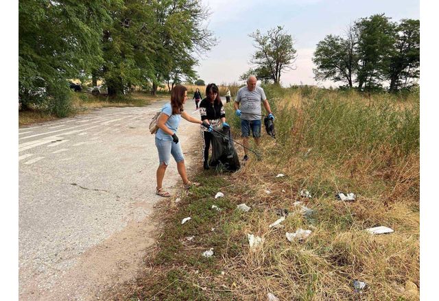 Близо 60 души се включиха в кампанията по почистването в Асеновград