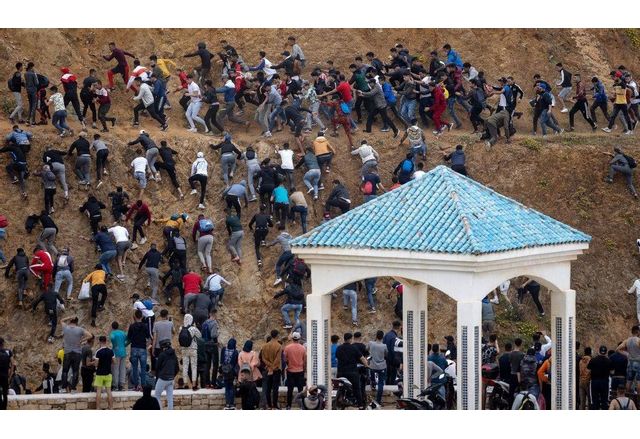Близо 8000 мигранти са влезли в испанския анклав Сеута