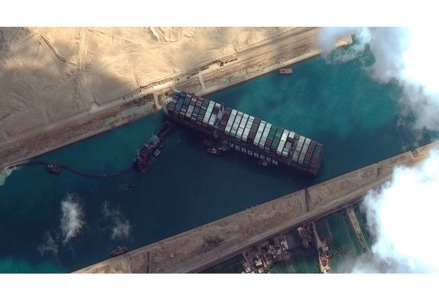 Блокиралият Суецкия канал кораб