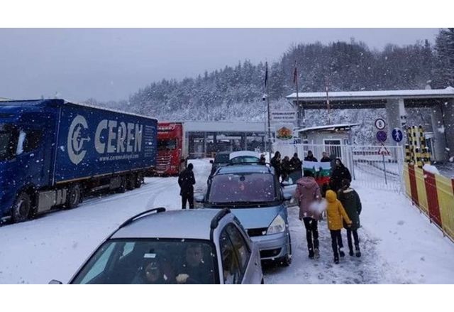 Блокирани български автомобили на границата с РСМ