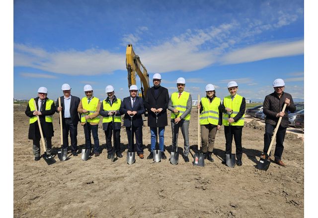 Министърът на икономиката направи първа копка на нов завод за над 107 млн. лв. край Пловдив