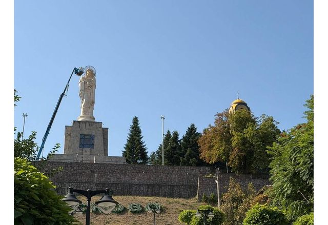 Започнаха дейностите по защита на статуята на Света Богородица в Хасково