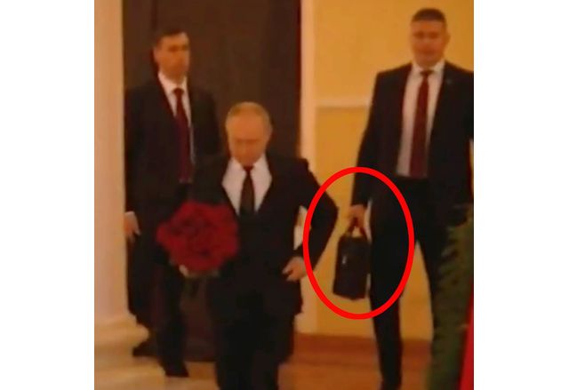 Бодигард на руския военнопрестъпник Владимир Путин носел куфарчето му с