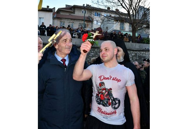 Kметът на община Асеновград д р Христо Грудев връчи наградата на