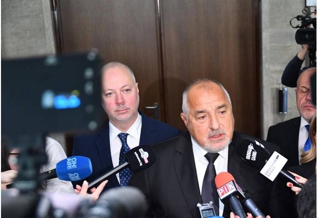 Засега преговорите вървят добре И колкото по мълчим толкова по добре Нека