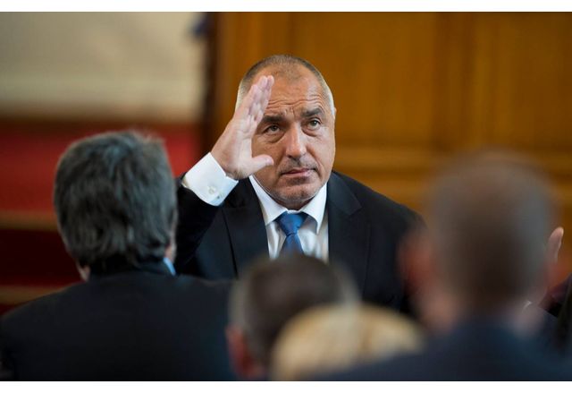 Лидерът на ГЕРБ Бойко Борисов се подписа за оставката на