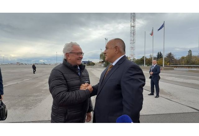 Лидерът на ГЕРБ Бойко Борисов лично посрещна на летището изпълнителния