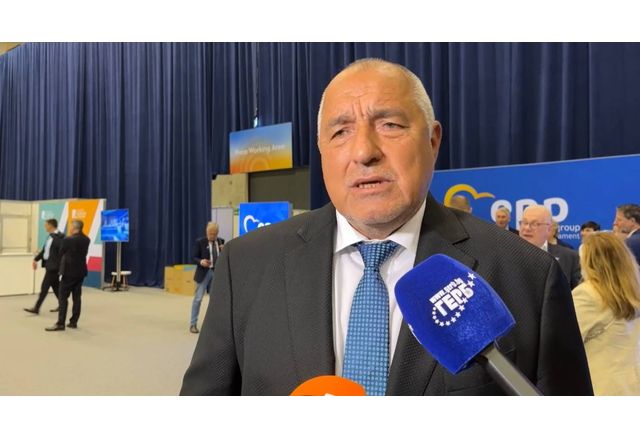 Лидерът на ГЕРБ Бойко Борисов говори пред журналисти във Валенсия