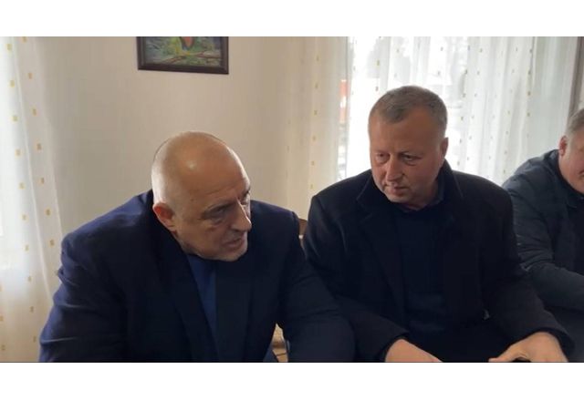 Бойко Борисов по време на среща с кметът на исперихското село Йонково 
