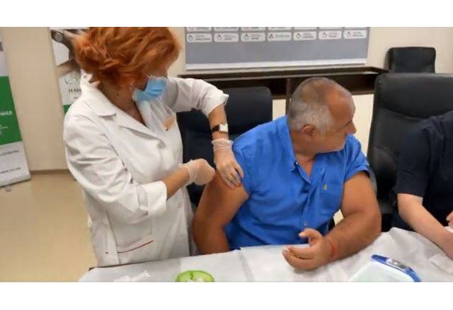 Бойко Борисов при поставянето на ваксината