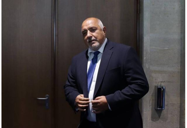 Не бих си дал ръката някой да я целува най вече