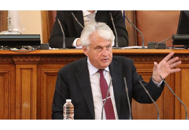 Председателят на Районната избирателна комисия в Перник хвърля оставка съобщава