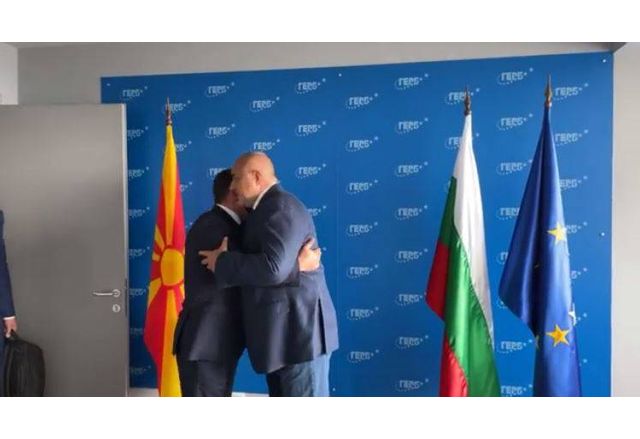 Борисов посрещна с прегръдка Заев в централата на ГЕРБ