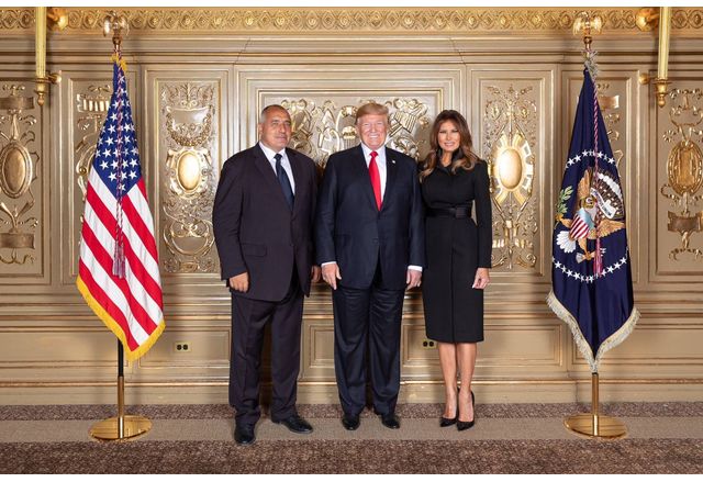 Лидерът на ГЕРБ Бойко Борисов честити в социалната мрежа Фейсбук