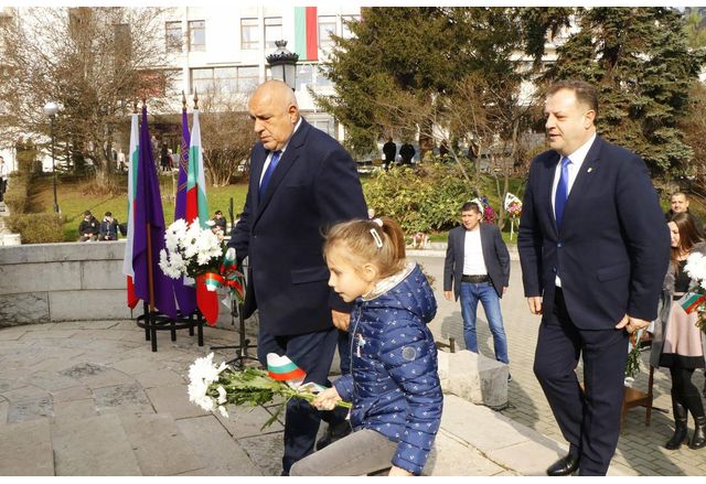 Лидерът на ГЕРБ Бойко Борисов поднесе цветя пред паметника Майка