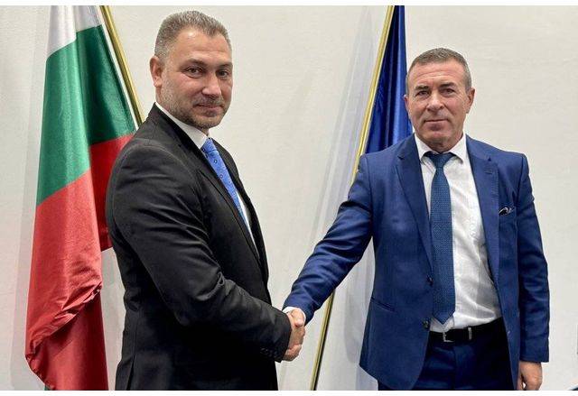 Боян Раев (вляво) и главният секретар Мирослав Рашков
