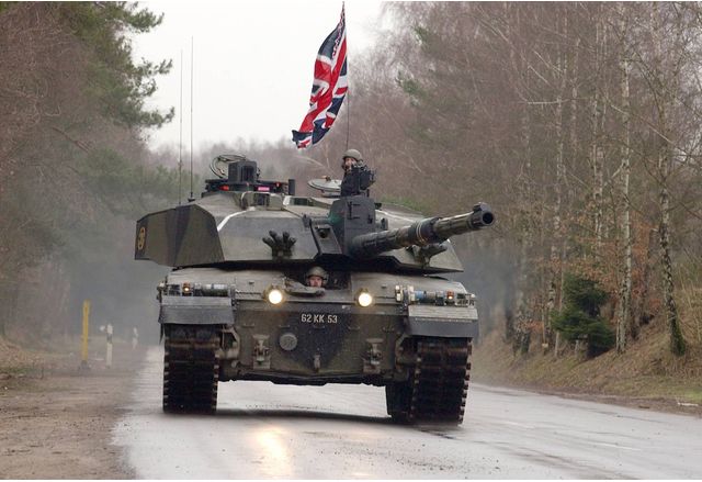 Министърът на отбраната на Великобритания Грант Шапс призова военните разходи