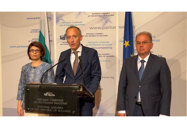 ПГ на ГЕРБ СДС даде брифинг в НС Той е свързан