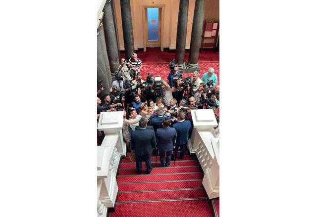 Народните представители от ГЕРБ и ДПС проведоха среща в зала