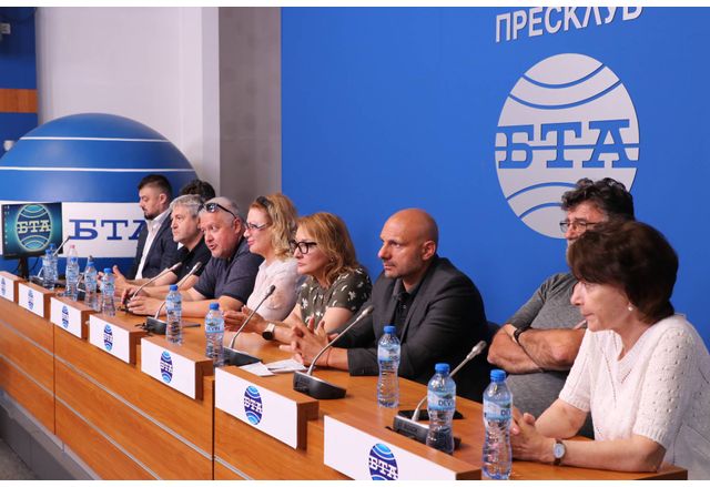 Членовете на Инициативния комитет организирал национална подписка срещу задължителния машинен