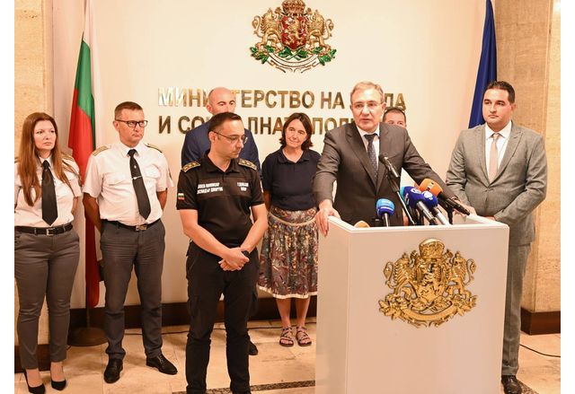 Брифинг на министъра на труда и социалната политика Борислав Гуцанов, главен комисар Александър Джартов –  директор на Главна дирекция "Пожарна безопасност и защита на населението", и Ясен Цветков – председател на Националната асоциация на доброволците в България, в МТСП