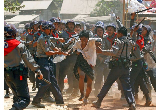 Броят на убитите в Мианма надхвърля 700 души