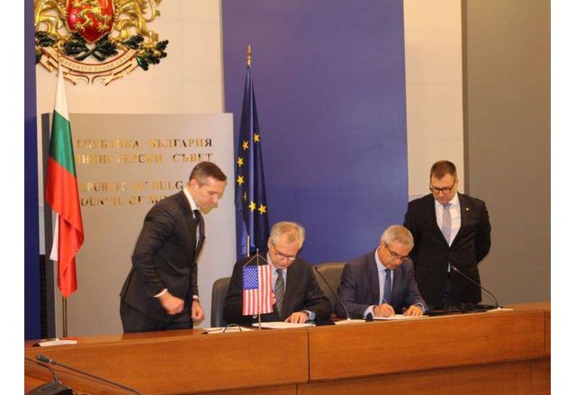 Споразумението беше подписано от министъра на енергетиката Румен Радев и Андрю Лайт, помощник секретар по международните въпроси в Министерството на енергетиката на САЩ