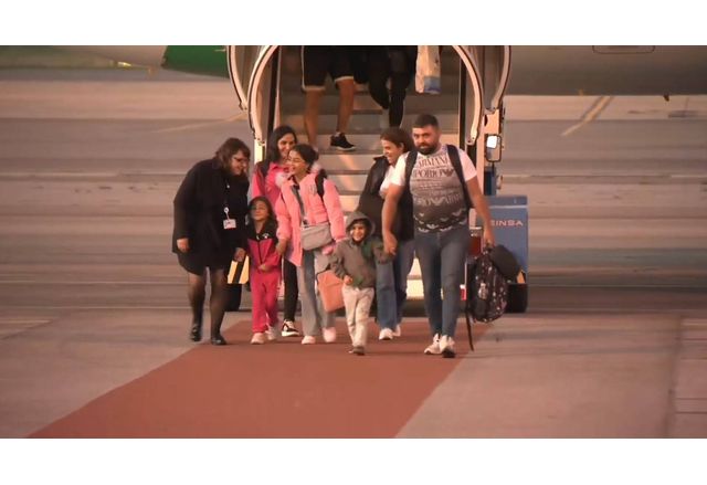 Успешно приключи и вторият евакуационен полет който екип на Държавния