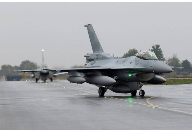 Още два изтребителя F 16 пристигнаха в България в събота съобщи