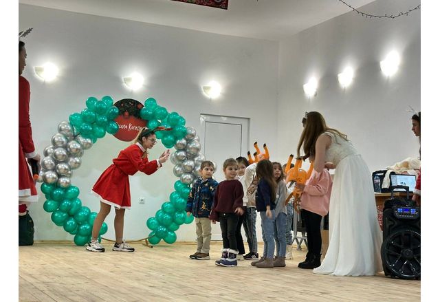 Дядо Коледа посрещнаха днес най малките жители на хасковското село Малево