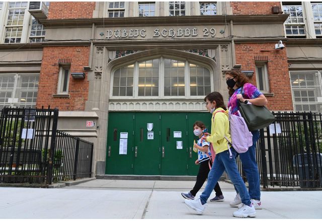 В Ню Йорк задължават учителите и педагогическия персонал да се ваксинират