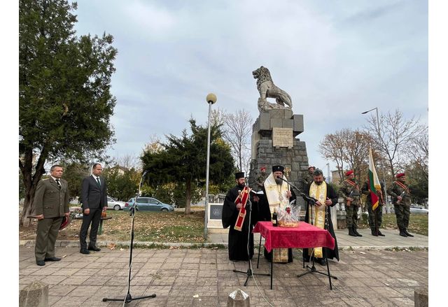 В деня на Архангелова задушница, във Враца почетоха паметта на героите от войните