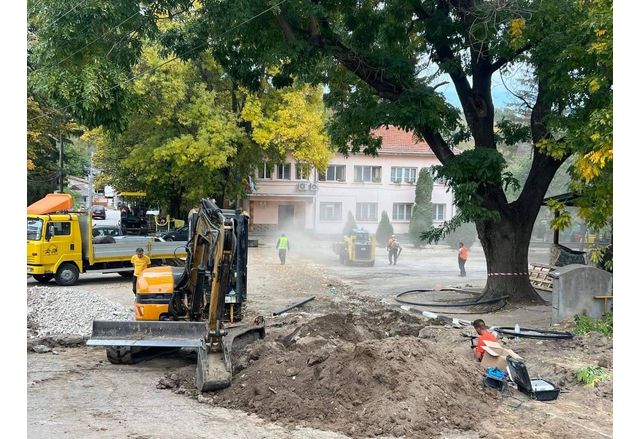 В централната част на село Лесковец продължава реконструкцията на водопровод