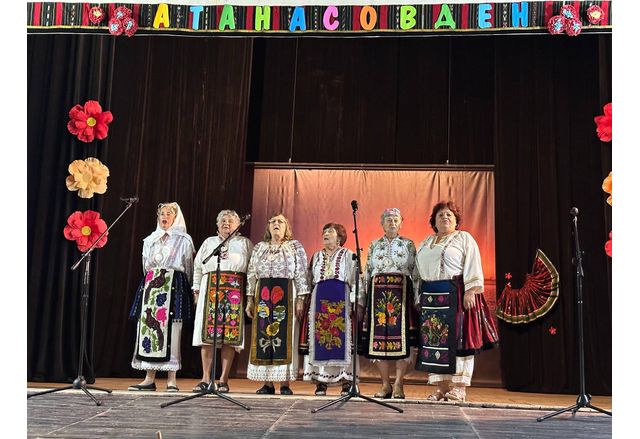 В оряховското село Остров отбелязаха празника на народната носия