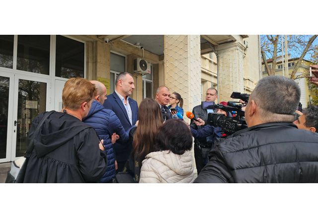 Служител от надзорно охранителния състав на сектор Арести към Областна служба