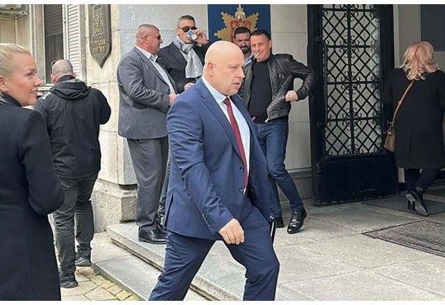 Васил Костадинов влиза в сграда на ОД на МВР