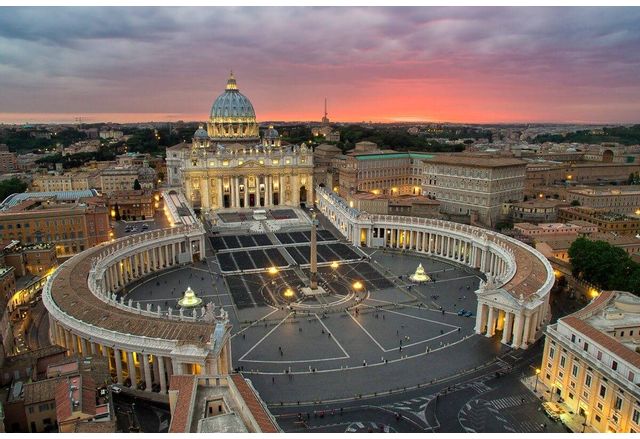 Първата публична молитва за папа Франциск който почина на 88 годишна