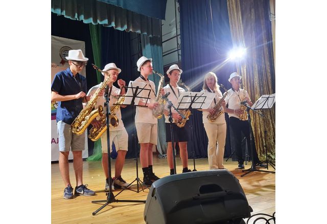 XIV Международен фестивал за млади изпълнители на популярни песни и танци "Дъга над Клептуза” бе открит