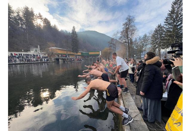 С тържествен Богоявленски водосвет и ритуал по хвърляне на Свещения