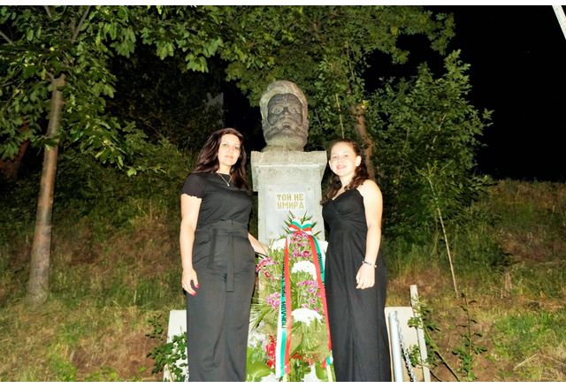 Венци пред паметника на Христо Ботев в Лютиброд