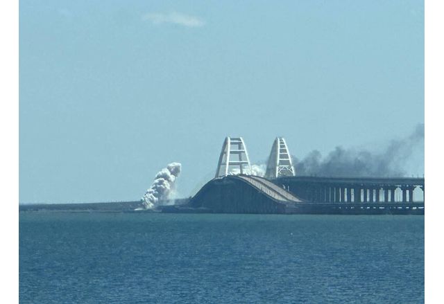 Експлозии разтърсиха построения от нашествениците Кримски мост свързващ окупирания украински