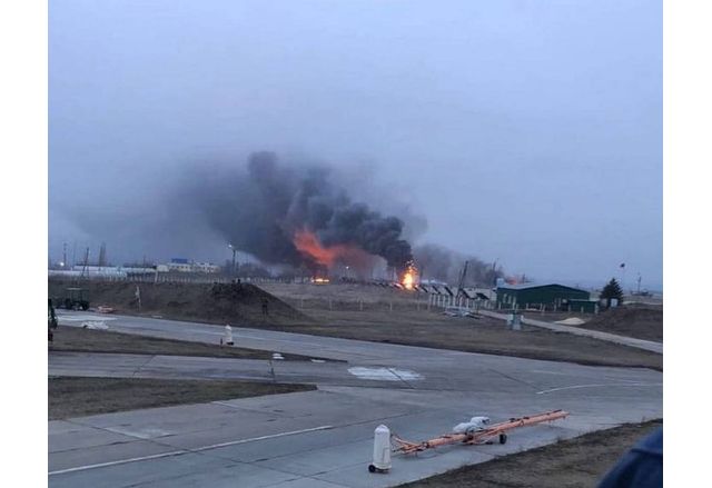 Украински дронове в понеделник извършиха мащабна атака срещу авиобаза Милерово