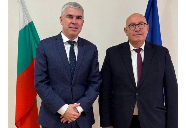 министърът на енергетиката Владимир Малинов и вицепрезидентът на ЕИБ Кирякос Какурис