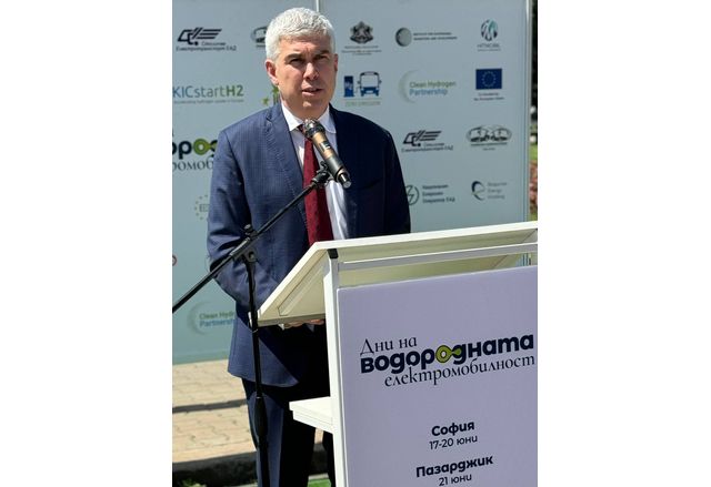 Министърът на енергетиката Владимир Малинов в началото на дните на водородната електромобилност в България