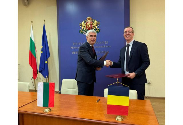 Енергийният министър Владимир Малинов и представителят на ОМВ румънската ОМВ