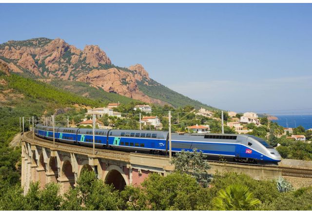 Франция се подготвя за национална стачка утре по призив на