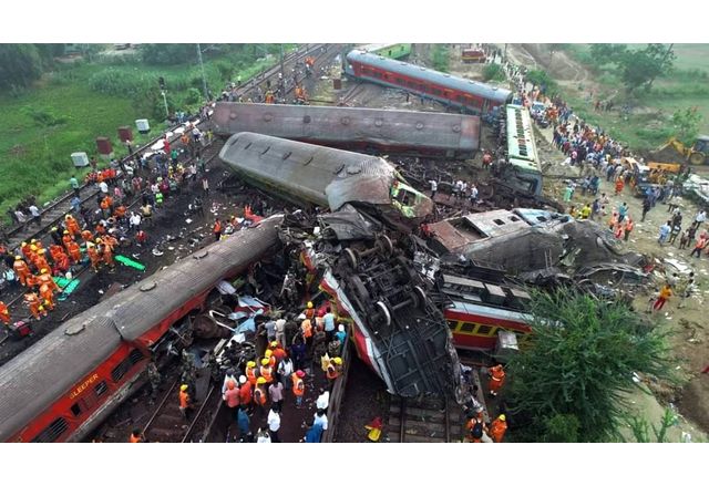 Броят на загиналите при зверската влакова катастрофа в Индия нарасна