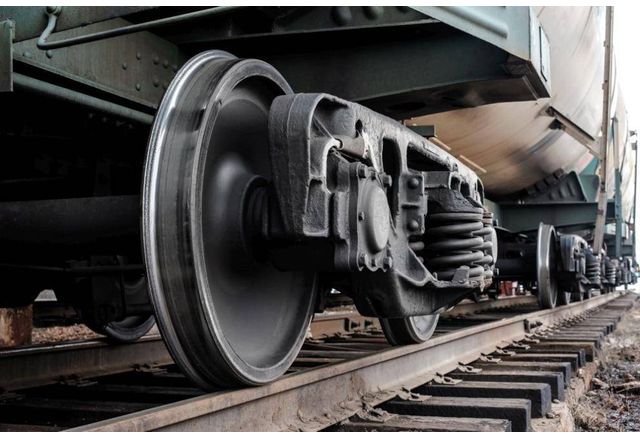 Товарен влак с 34 цистерни с дизелово гориво дерайлира край