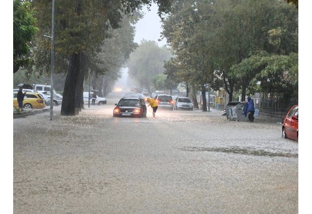 Жителите и гостите на южния черноморски град Царево са евакуирани